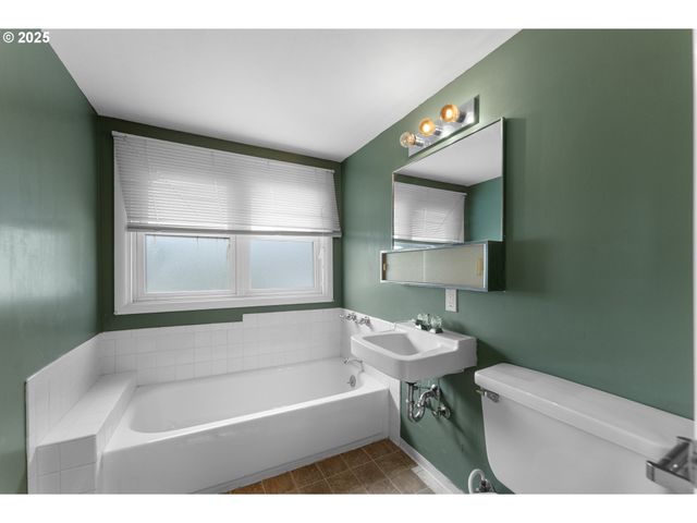 1740 Nw LYNWOOD St, Roseburg, OR 97471