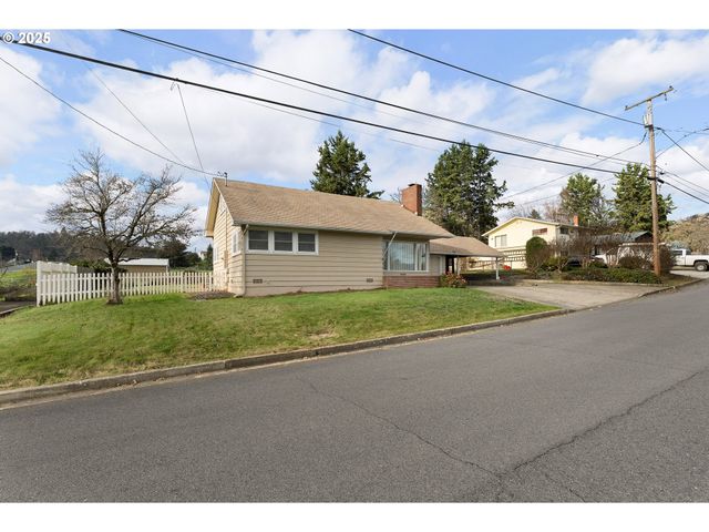 1740 Nw LYNWOOD St, Roseburg, OR 97471