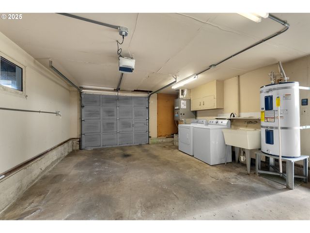 1740 Nw LYNWOOD St, Roseburg, OR 97471