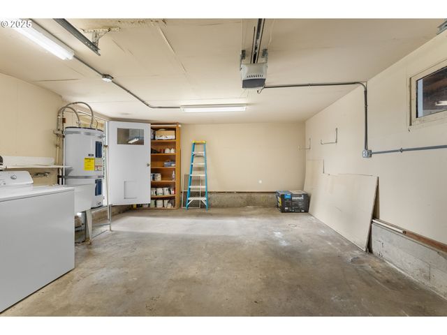 1740 Nw LYNWOOD St, Roseburg, OR 97471