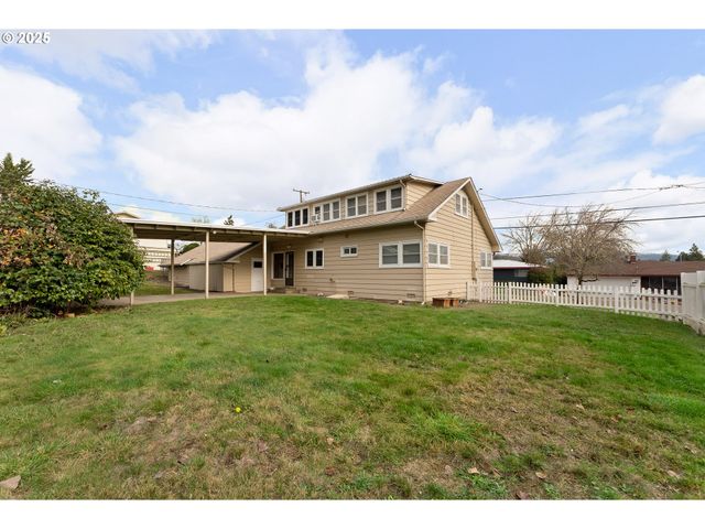 1740 Nw LYNWOOD St, Roseburg, OR 97471