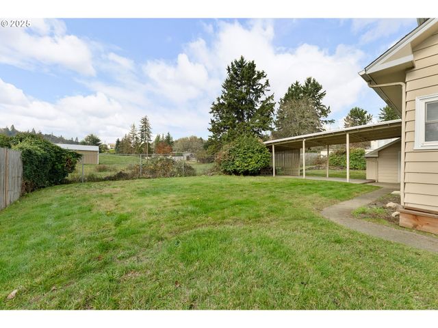 1740 Nw LYNWOOD St, Roseburg, OR 97471