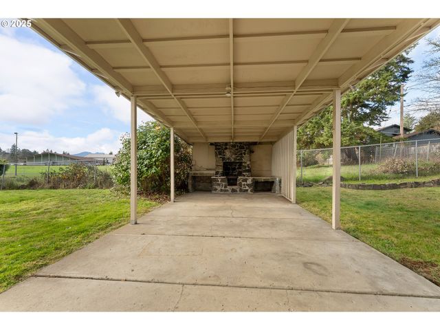 1740 Nw LYNWOOD St, Roseburg, OR 97471