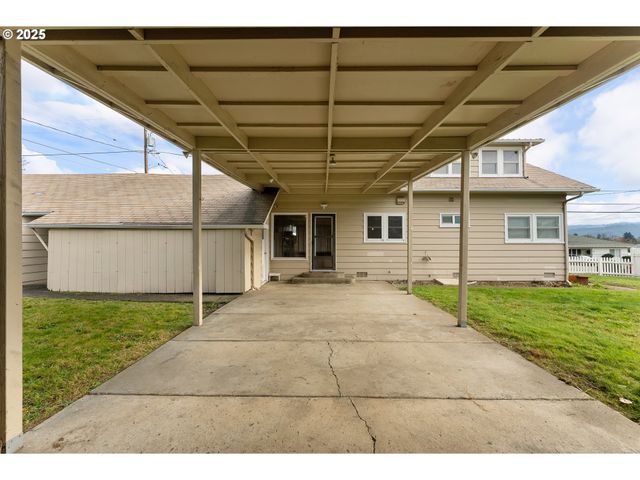 1740 Nw LYNWOOD St, Roseburg, OR 97471