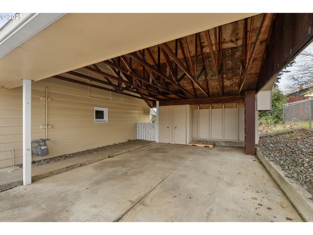 1740 Nw LYNWOOD St, Roseburg, OR 97471