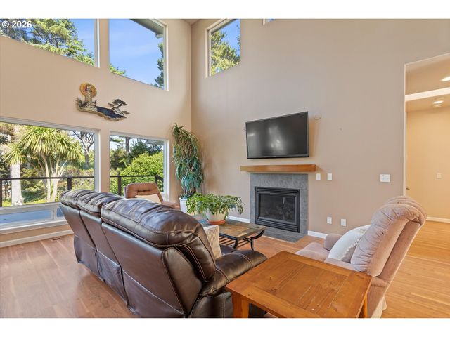 5220 Sw NEAL Ave, Waldport, OR 97394