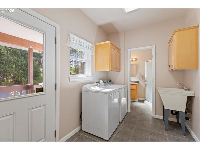 5220 Sw NEAL Ave, Waldport, OR 97394