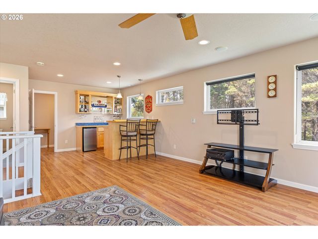 5220 Sw NEAL Ave, Waldport, OR 97394