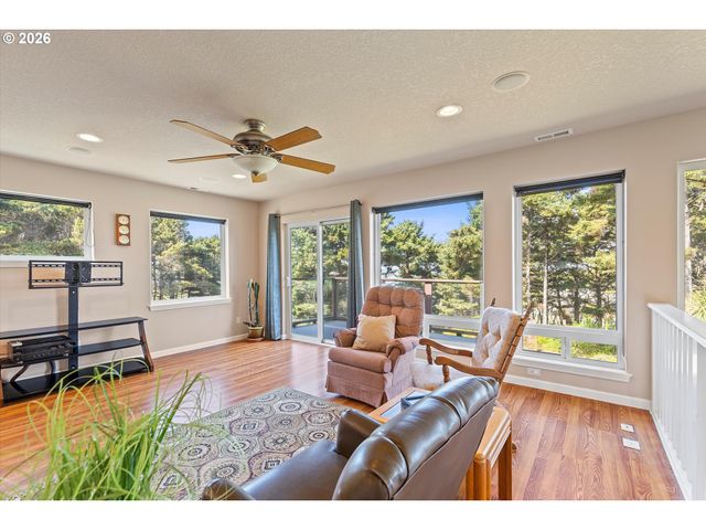 5220 Sw NEAL Ave, Waldport, OR 97394