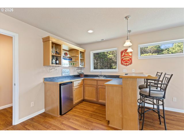 5220 Sw NEAL Ave, Waldport, OR 97394