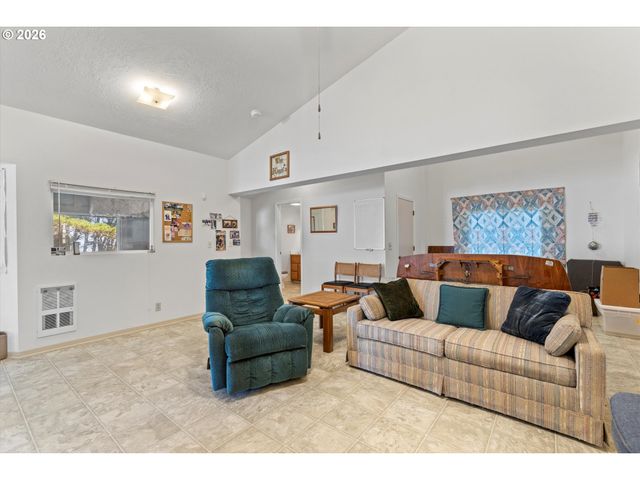 5220 Sw NEAL Ave, Waldport, OR 97394