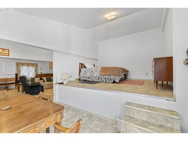 5220 Sw NEAL Ave, Waldport, OR 97394