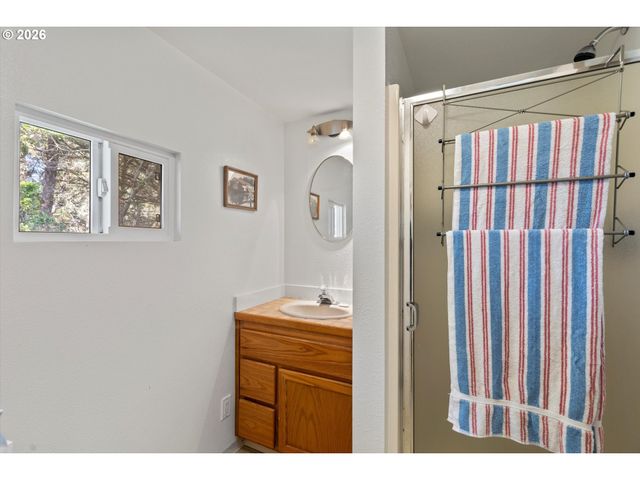 5220 Sw NEAL Ave, Waldport, OR 97394