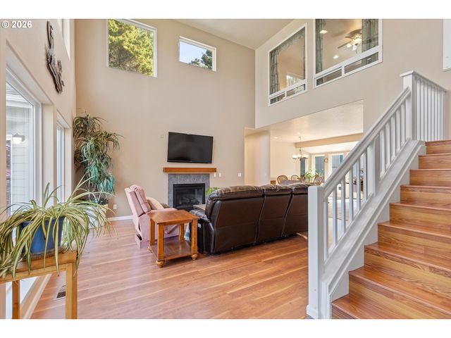 5220 Sw NEAL Ave, Waldport, OR 97394