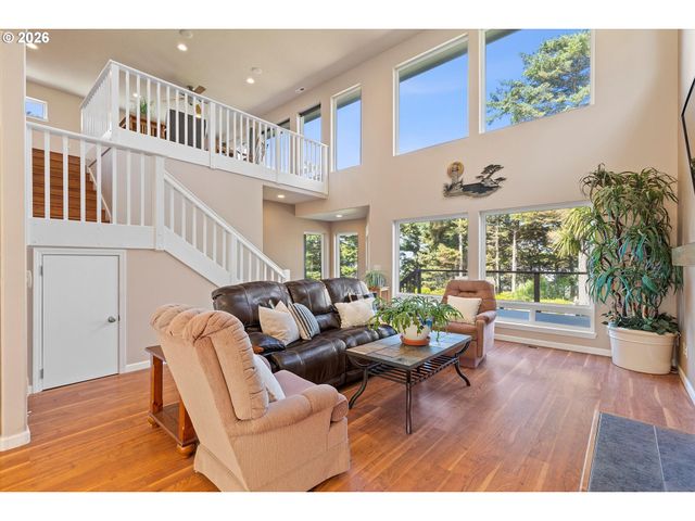 5220 Sw NEAL Ave, Waldport, OR 97394