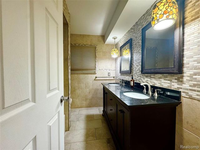 2868 Groves Drive, Sterling Heights, MI 48310