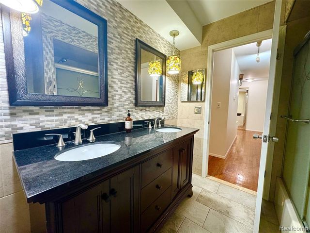 2868 Groves Drive, Sterling Heights, MI 48310