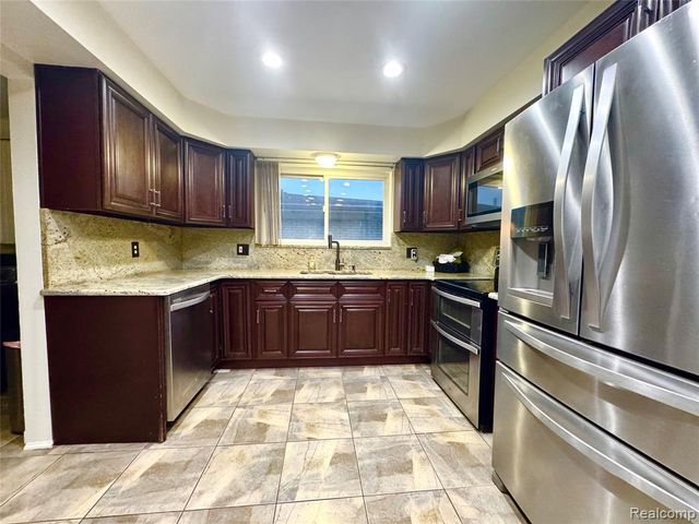 2868 Groves Drive, Sterling Heights, MI 48310