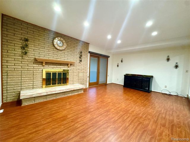 2868 Groves Drive, Sterling Heights, MI 48310