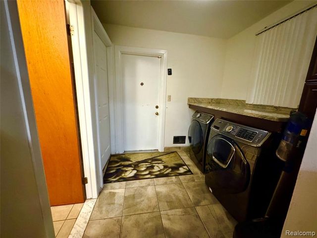 2868 Groves Drive, Sterling Heights, MI 48310