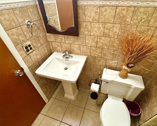 2868 Groves Drive, Sterling Heights, MI 48310