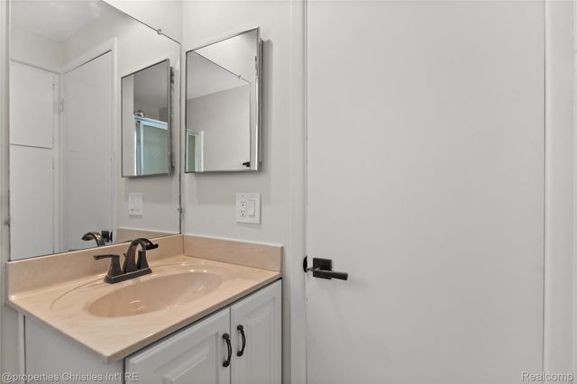 3715 Ledge Drive, Troy, MI 48084