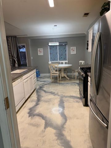 5626 W Carmen Avenue, Fresno, CA 93722