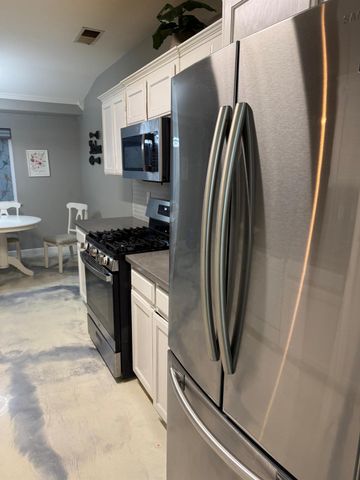 5626 W Carmen Avenue, Fresno, CA 93722