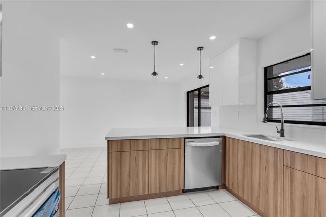 1005 W 36th Pl, Hialeah, FL 33012