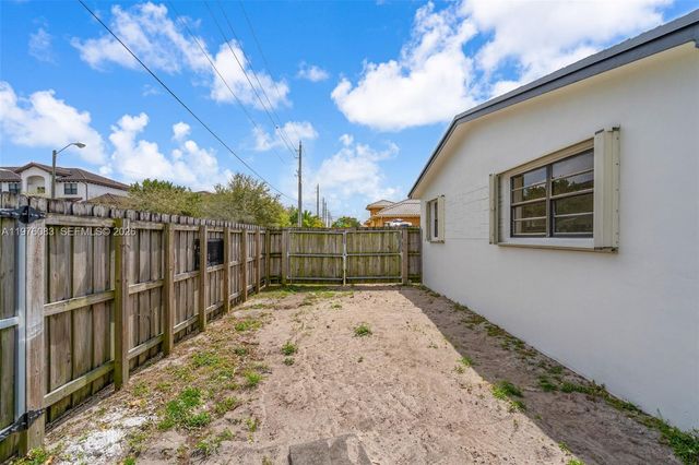 1005 W 36th Pl, Hialeah, FL 33012