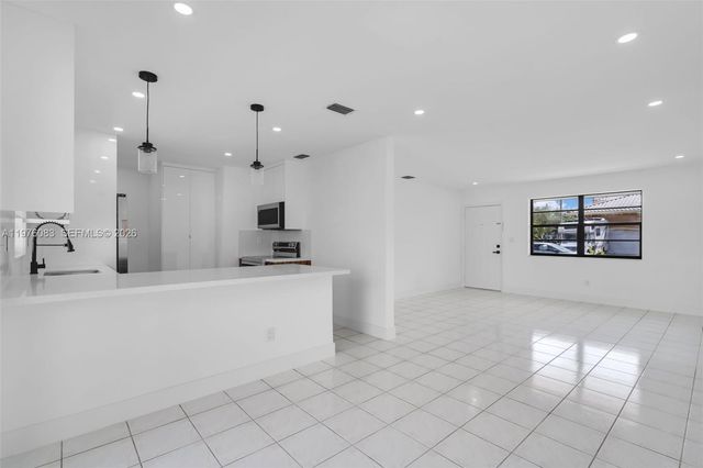 1005 W 36th Pl, Hialeah, FL 33012