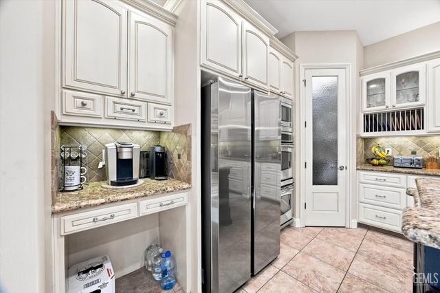 2206 Ribble Valley Drive, Bakersfield, CA 93311