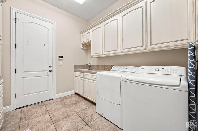 2206 Ribble Valley Drive, Bakersfield, CA 93311