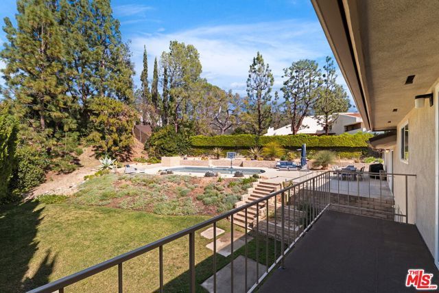 411 Meadowview Drive, La Canada Flintridge, CA 91011