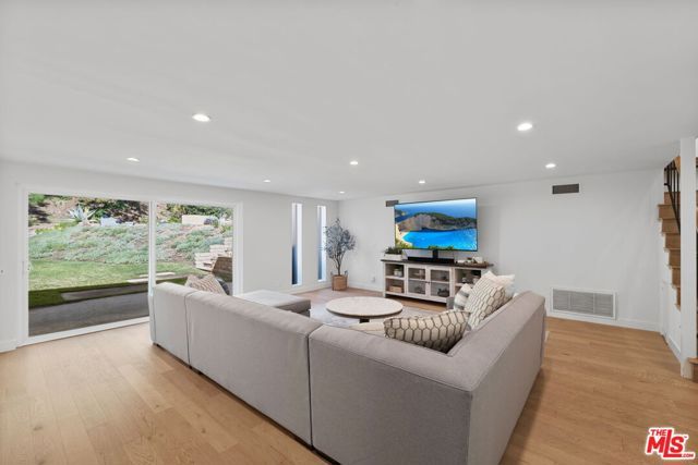 411 Meadowview Drive, La Canada Flintridge, CA 91011