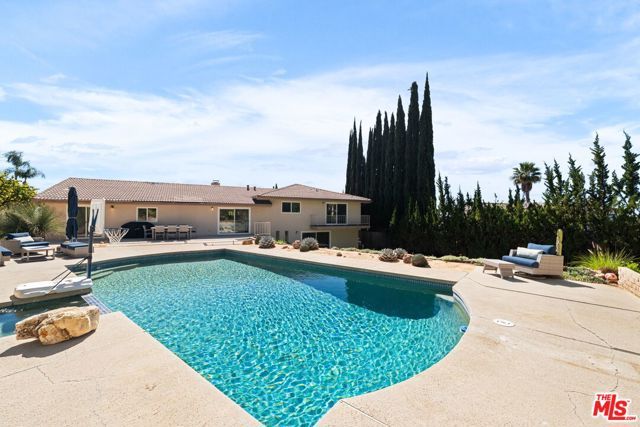 411 Meadowview Drive, La Canada Flintridge, CA 91011