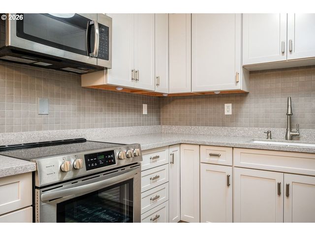 4460 Sw SCHOLLS FERRY Rd 6A, Portland, OR 97225