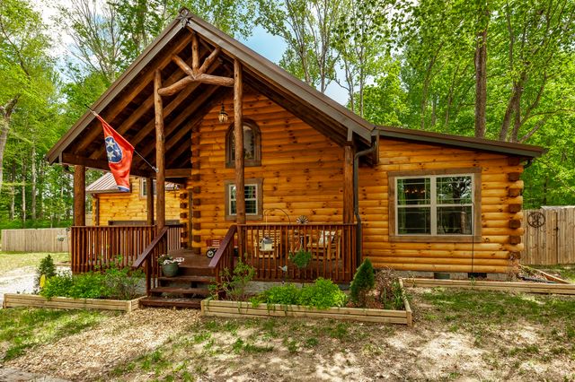 111 Guill Ln, Cottontown, TN 37048