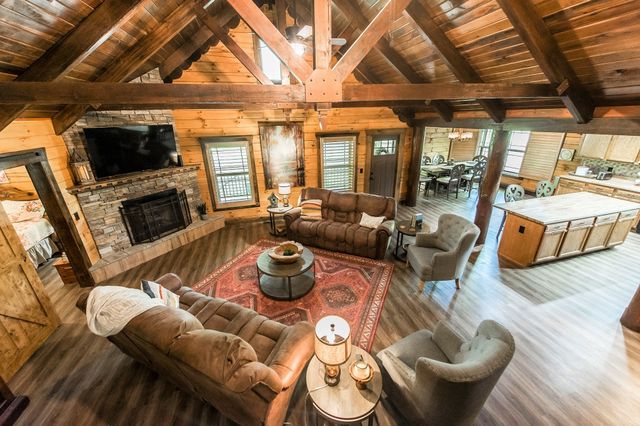 111 Guill Ln, Cottontown, TN 37048