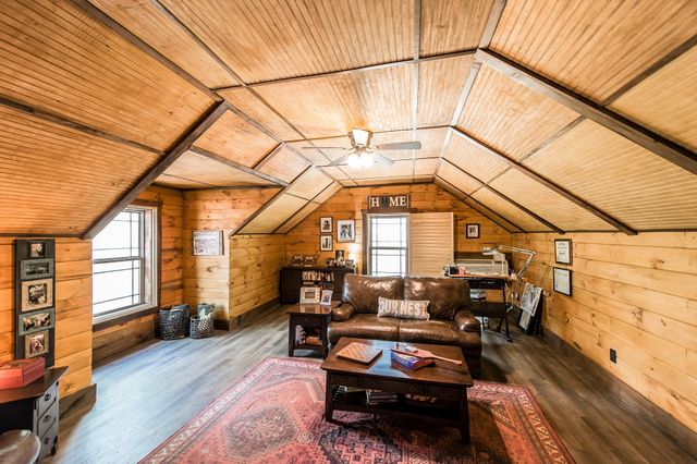 111 Guill Ln, Cottontown, TN 37048