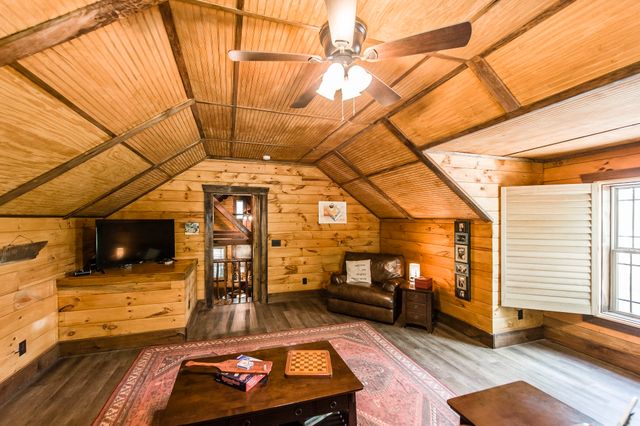 111 Guill Ln, Cottontown, TN 37048