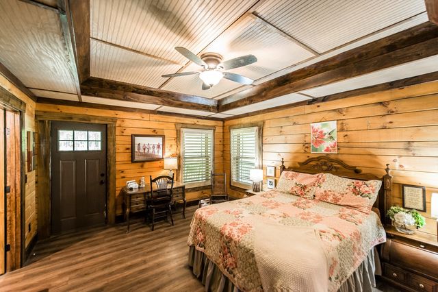 111 Guill Ln, Cottontown, TN 37048