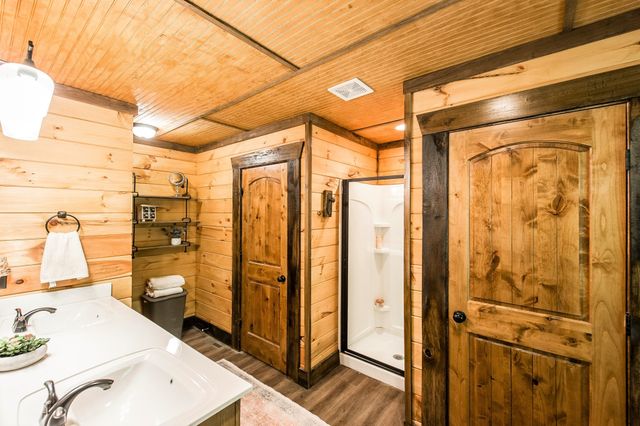 111 Guill Ln, Cottontown, TN 37048