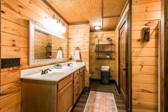 111 Guill Ln, Cottontown, TN 37048