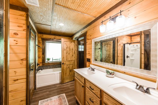 111 Guill Ln, Cottontown, TN 37048