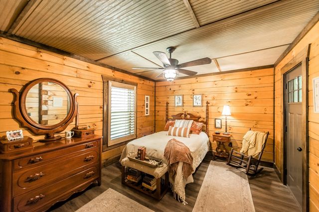 111 Guill Ln, Cottontown, TN 37048