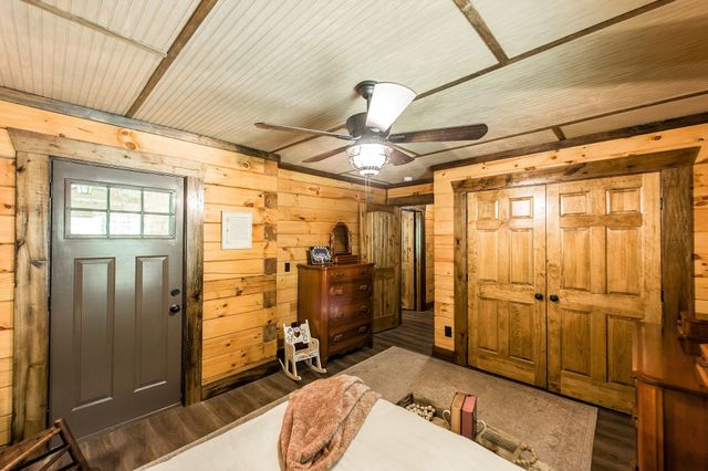 111 Guill Ln, Cottontown, TN 37048