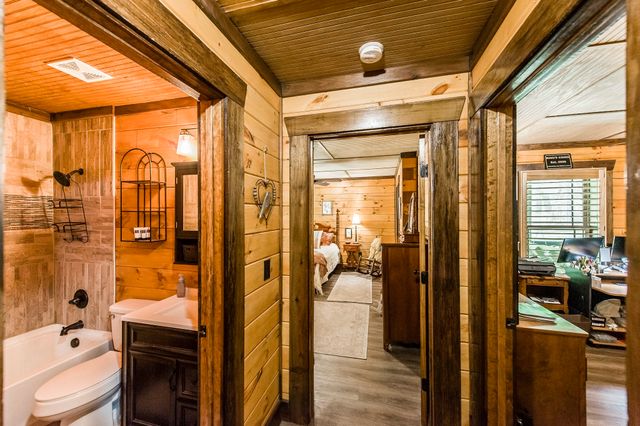 111 Guill Ln, Cottontown, TN 37048