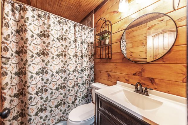 111 Guill Ln, Cottontown, TN 37048