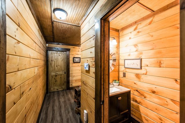 111 Guill Ln, Cottontown, TN 37048